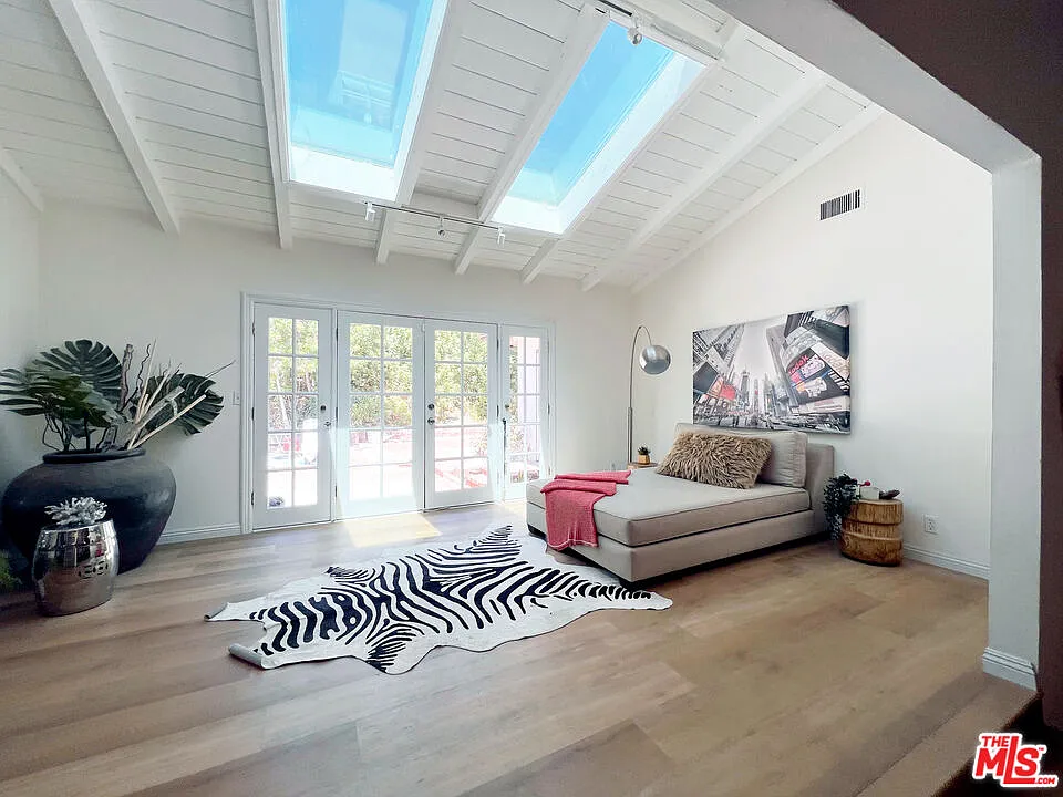 4 bed, 3.0 bath, 2800 sqft, $8,000 — Photo 2