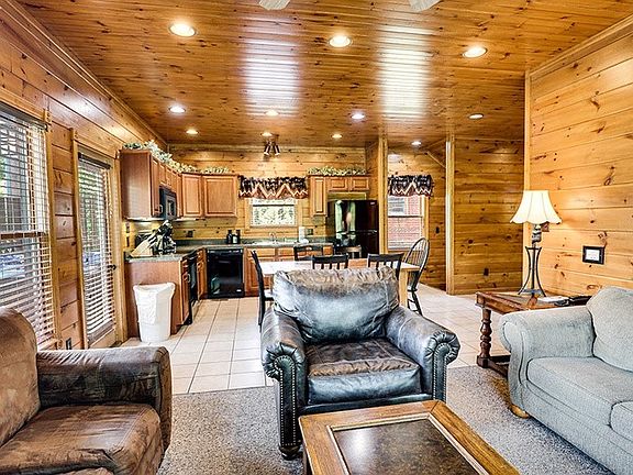 4th image of 821 Great Smoky Way