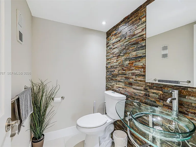 618 Euclid Ave #204 — Photo 18