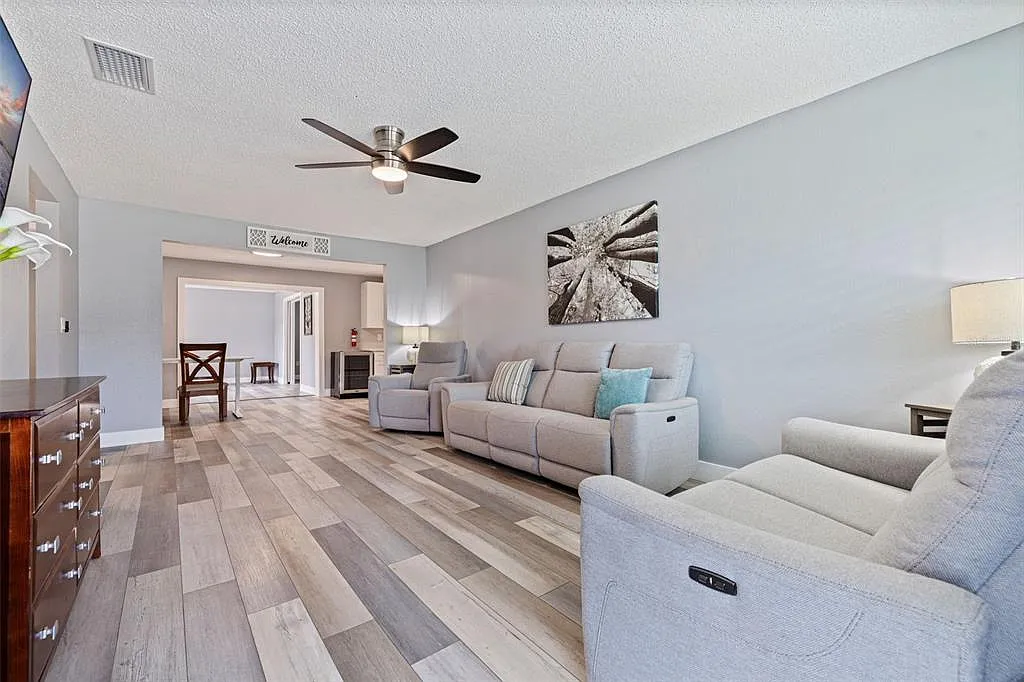 3 bed, 2.0 bath, 2814 sqft, $2,500 — Photo 3