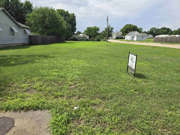 800 E Wisconsin St, Russell, KS 67665