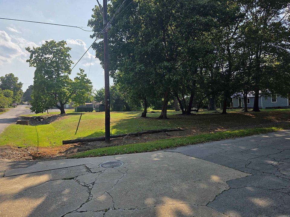 1st image of Unk Oak Ave #3