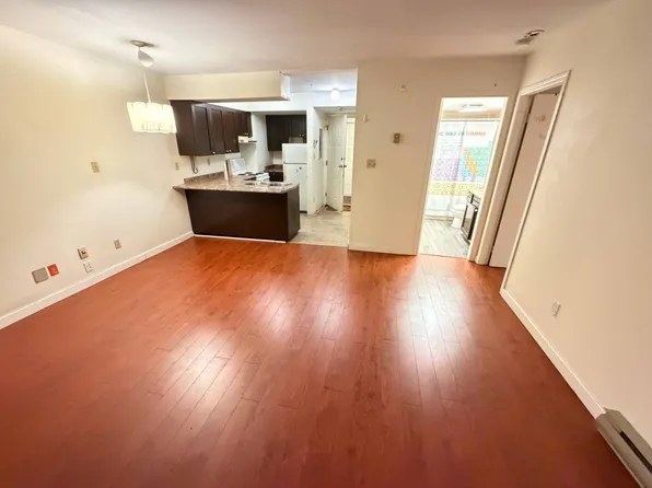 8851 Granville St #3, Vancouver, BC V6P 5A4