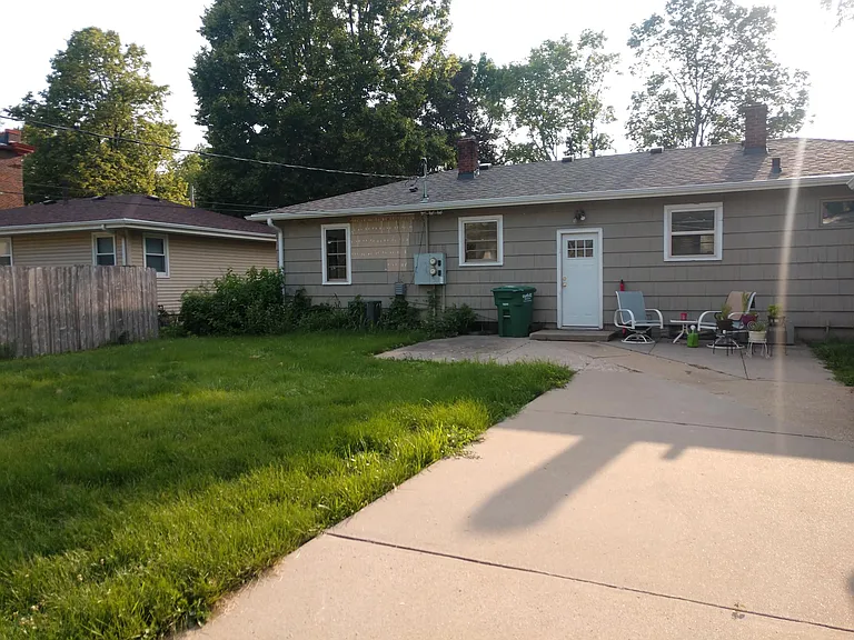 209 SW School St — Photo 9