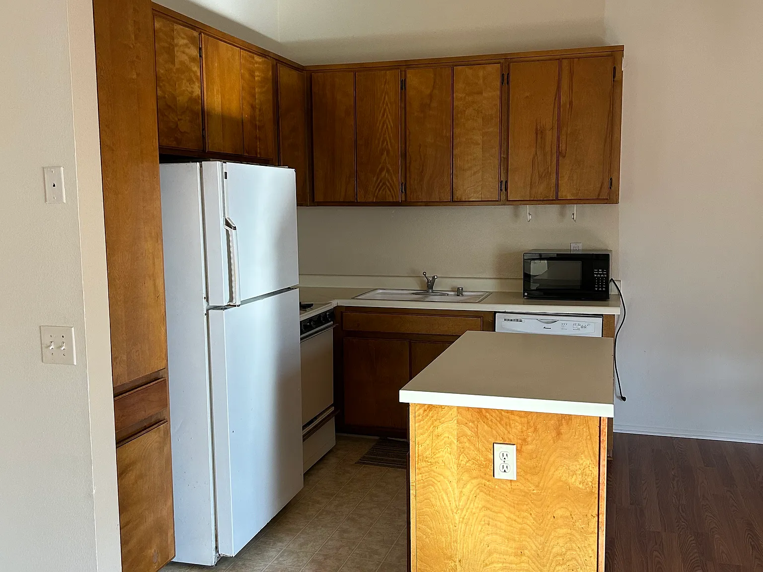 1020 Redondo Ave — Photo 2