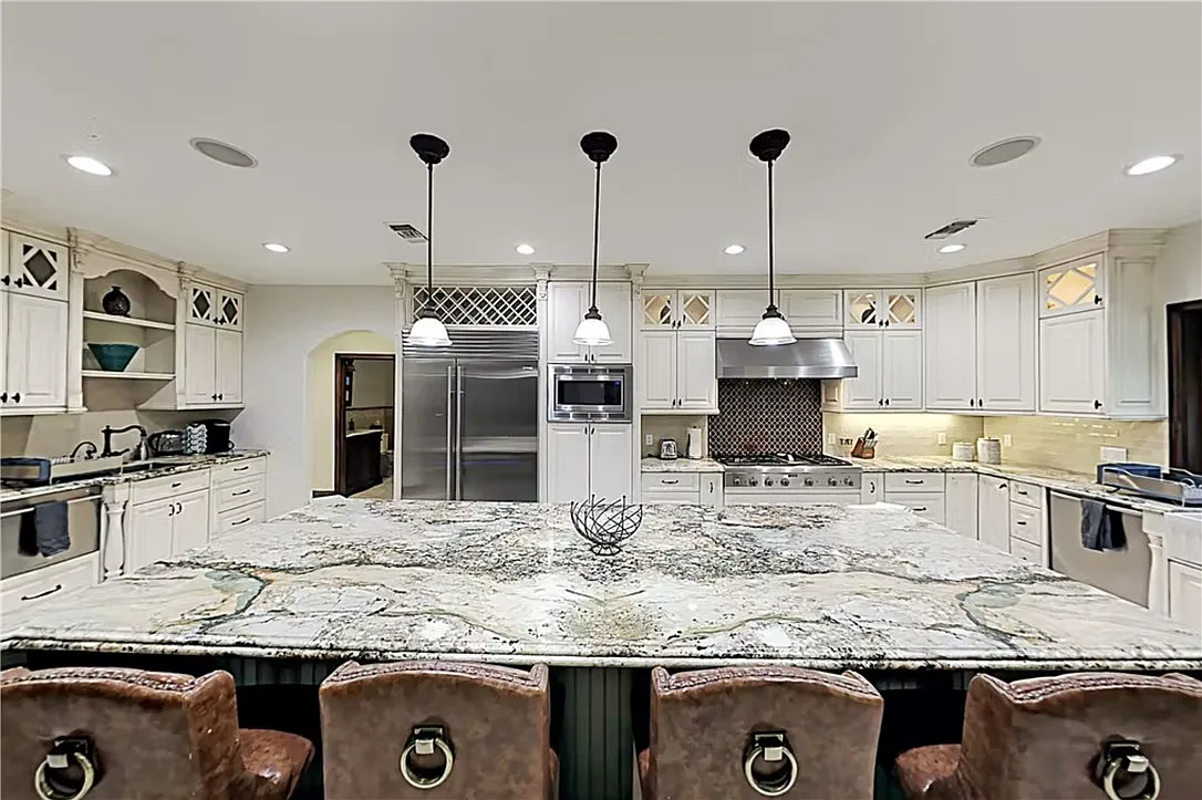 6 bed, 4.5 bath, 4086 sqft, $9,800 — Photo 3