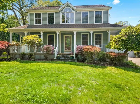 47 Viking Dr, Bristol, RI 02809
