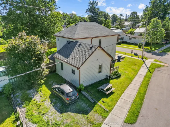 15 Dundas St, Newbury, ON N0L 1Z0