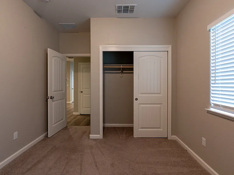 814 Courtney Ct — Photo 10