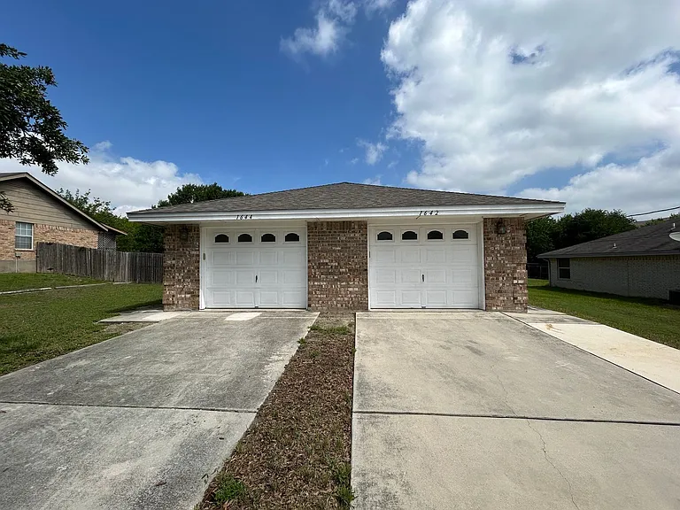 1642 W County Line Rd — Photo 2