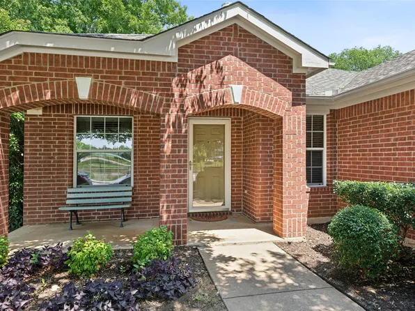 706 International Dr, Euless, TX 76039