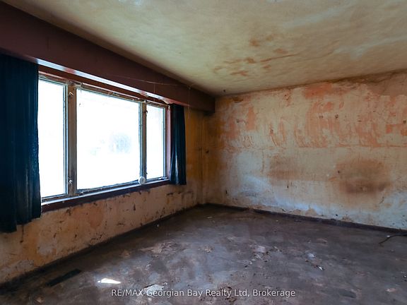 5th image of 382 Yonge St