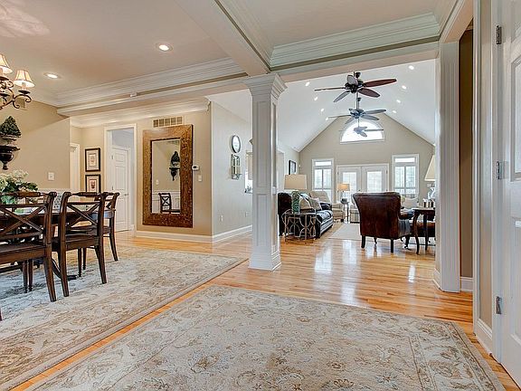 5th image of 201 Victoria Ln