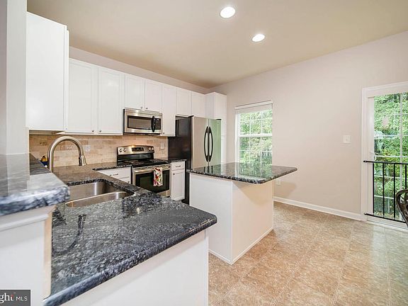 4th image of 695 Jacobsen Cir