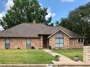 904 River Oaks Dr, Greenville, TX 75402