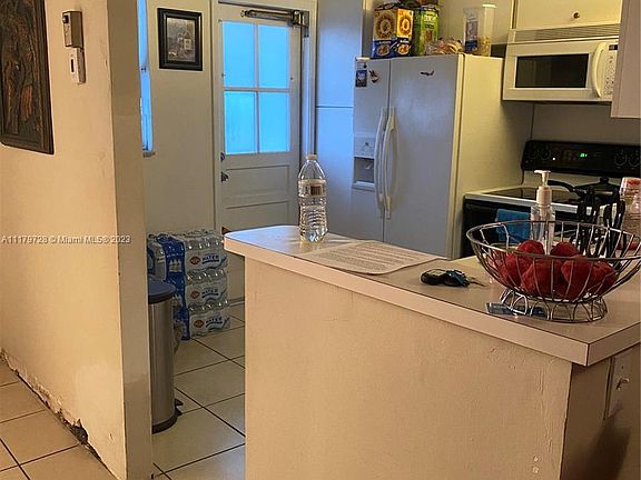 5th image of 445 NE 195th St APT 424