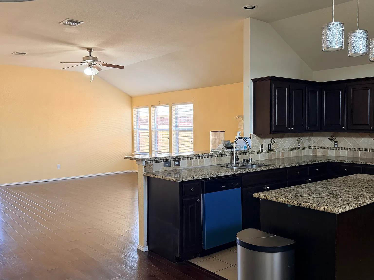 3 bed, 1718 sqft, $2,300 — Photo 4