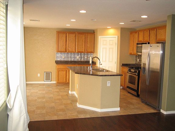 3rd image of 10998 Florence Hills St