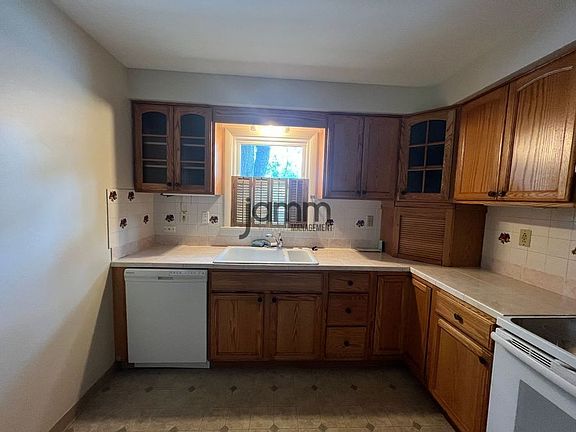 4th image of 26202 Lake Shore Blvd