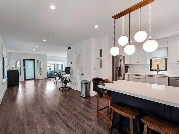 5th image of 615 W 42nd St
