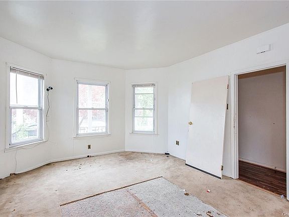 4th image of 302 S 1st Ave