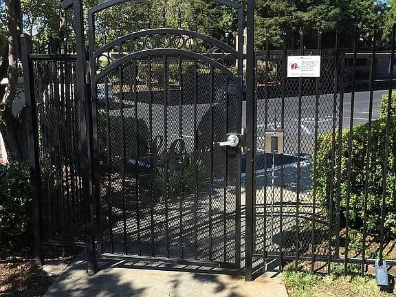 2nd image of 2195 Lakeview Cir