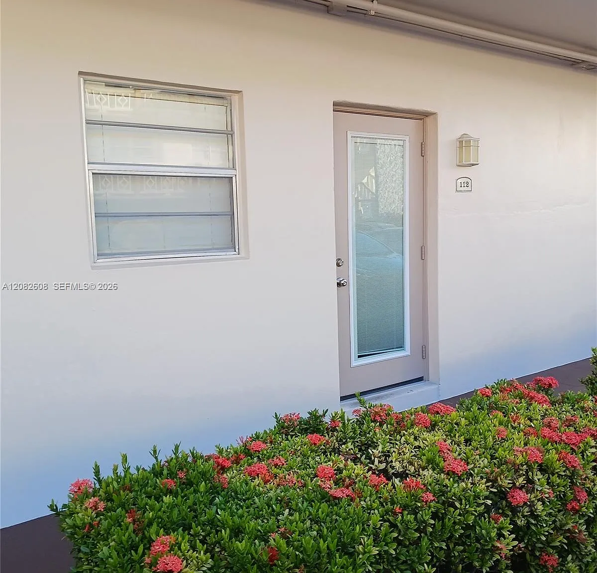 Quinsana Gardens Condo — Photo 1