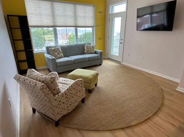 3872 S Lake Dr Unit 402, Saint Francis, WI 53235
