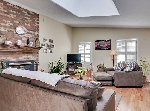 3rd image of 528 Woods Bend Dr