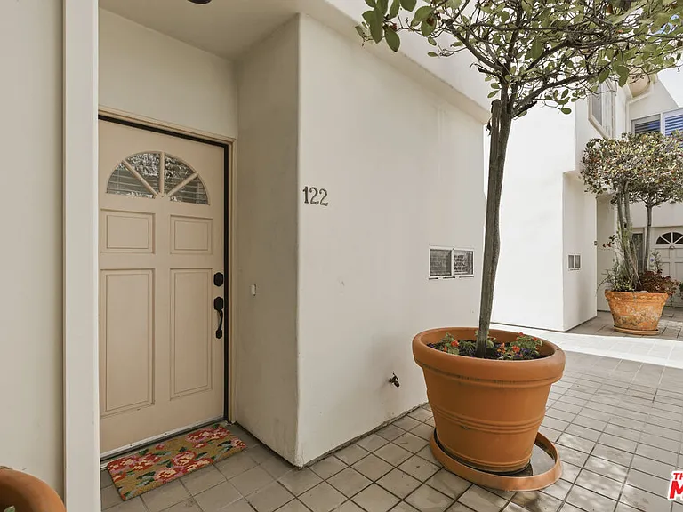 11110 Camarillo St #122 — Photo 28