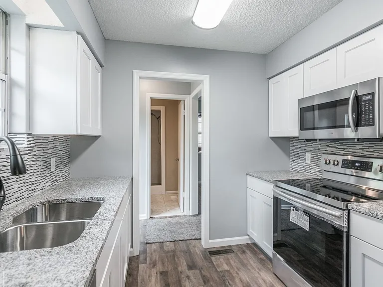 5216 Roxborough Dr — Photo 9