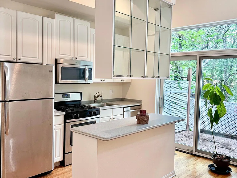 650 N Armour St — Photo 14