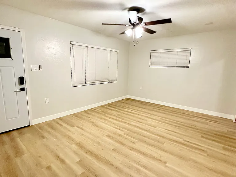 735 W Coolidge St #F — Photo 2