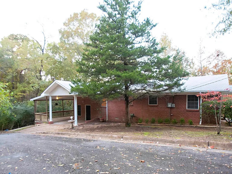 401 Valley View Dr — Photo 3