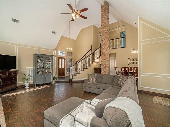 5th image of 106 Greenhill Trl S