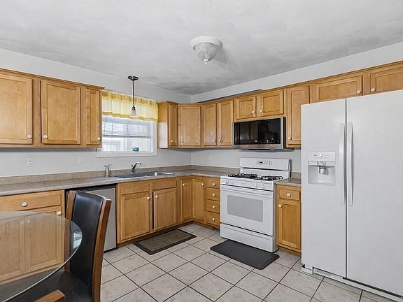 4th image of 30 Foundry St APT 5