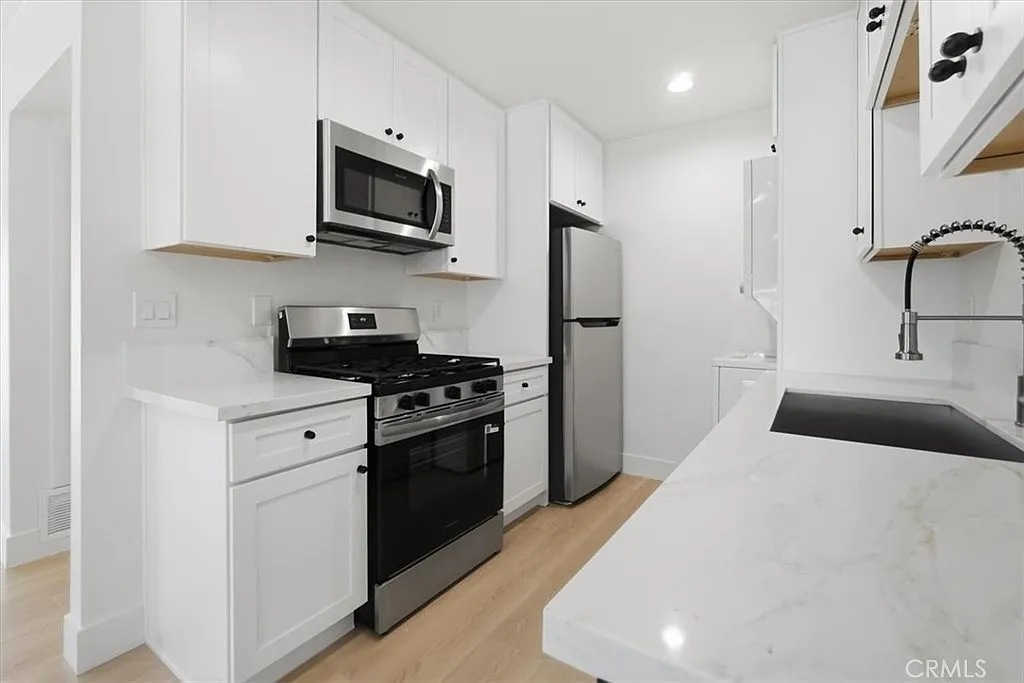 2 bed, 1060 sqft, $3,350 — Photo 4