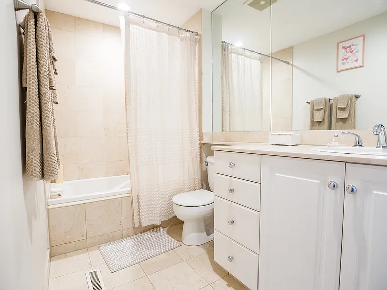 2451 N Clybourn Ave #8 — Photo 18