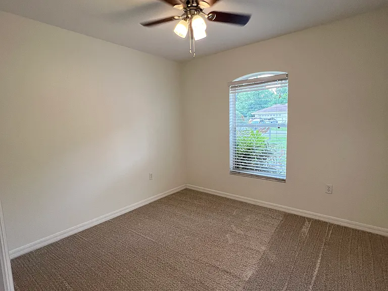 212 E Vermont Ave — Photo 9