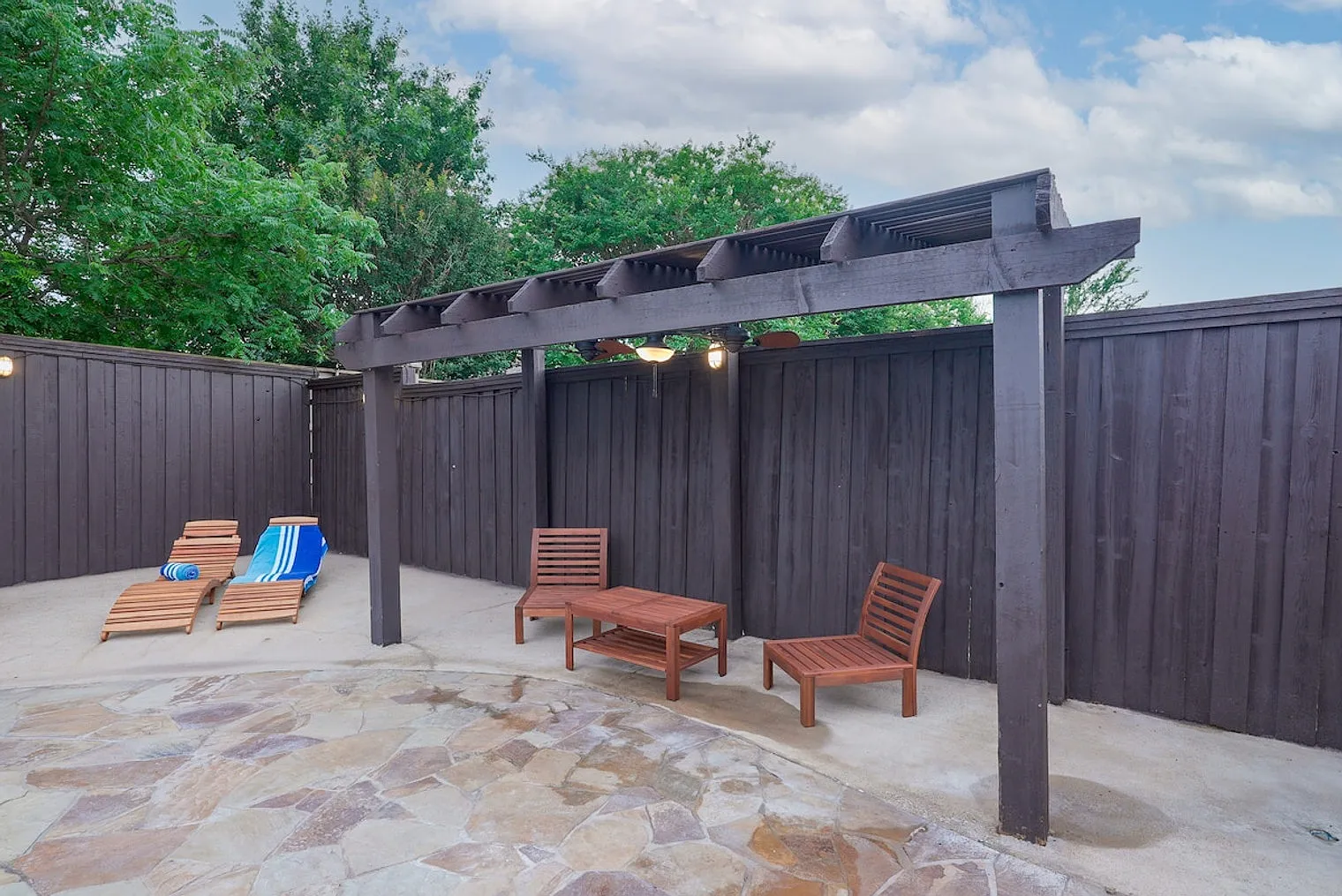 5 bed, 3.0 bath, 3132 sqft, $8,810 — Photo 4