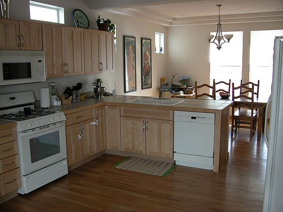 4th image of 65 Mayer St