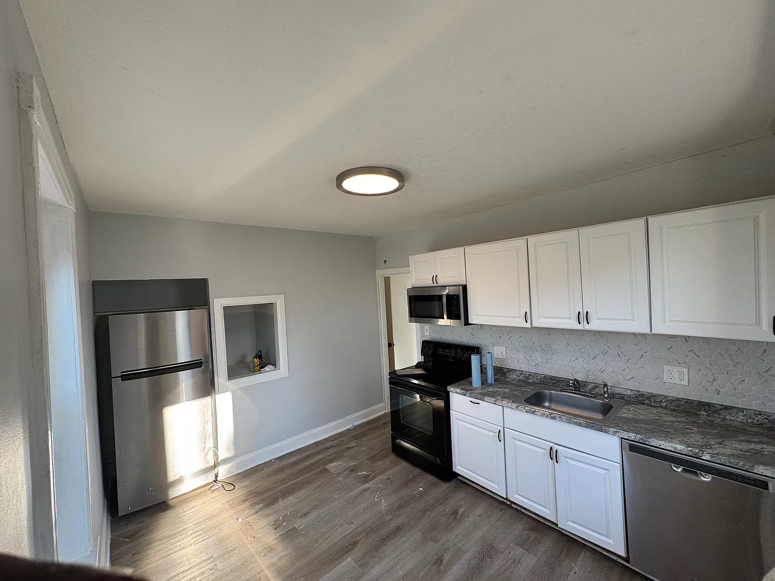 1216 Linwood Ave — Photo 3