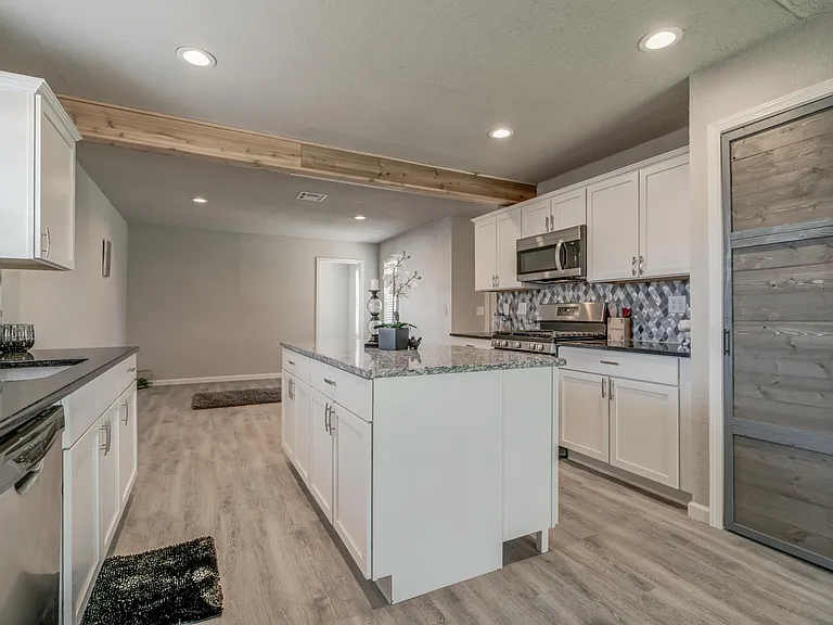 605 Saint James Pl — Photo 20