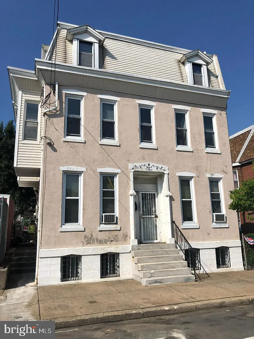 2 bed, 1.0 bath, 687 sqft, $1,400 — Photo 2