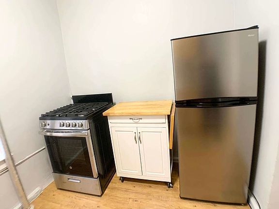 3rd image of 32 Saint Nicholas Pl #34