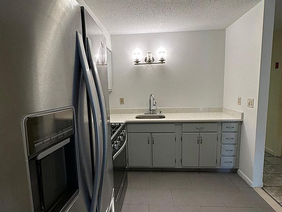 4th image of 2025 Cicero Ave #1