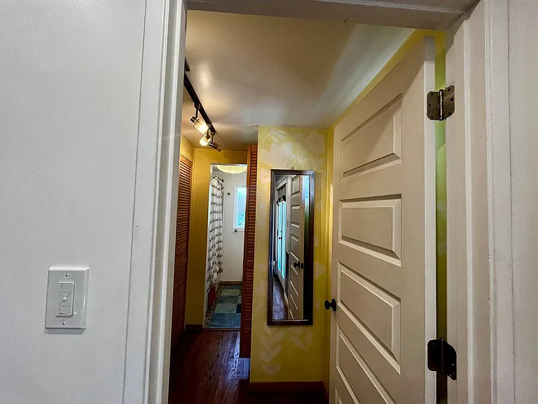 N Mansfield Ave — Photo 9