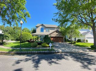 114 Robertson Pl, Melville, NY 11747