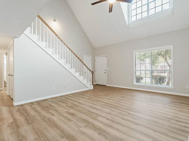 205 Brookhollow Dr — Photo 3