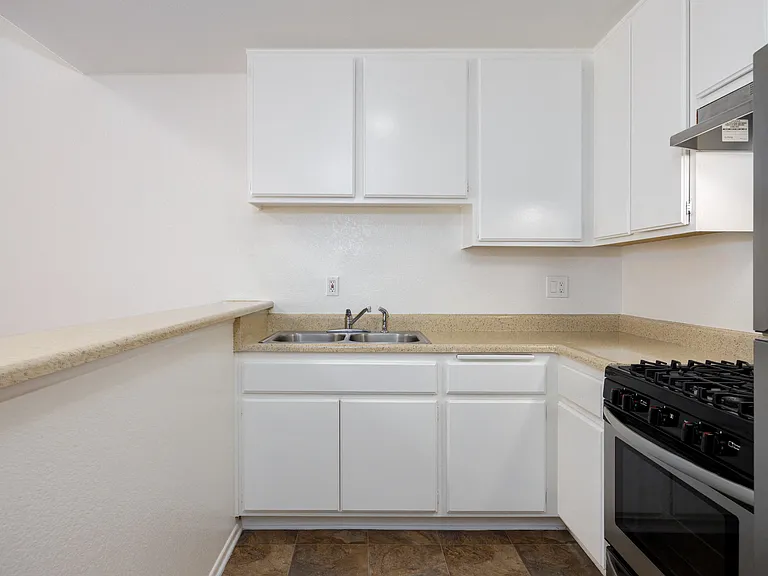 Reno Apartments — Photo 16